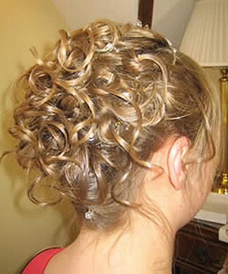 Coiffure cheveux bouclés chignon