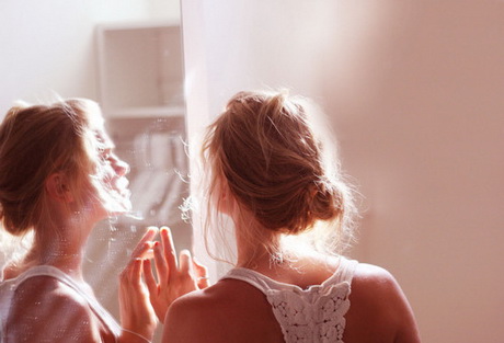 Se faire un chignon décoiffé