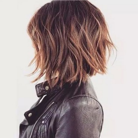 Coiffure tendance 2018 femme cheveux mi long