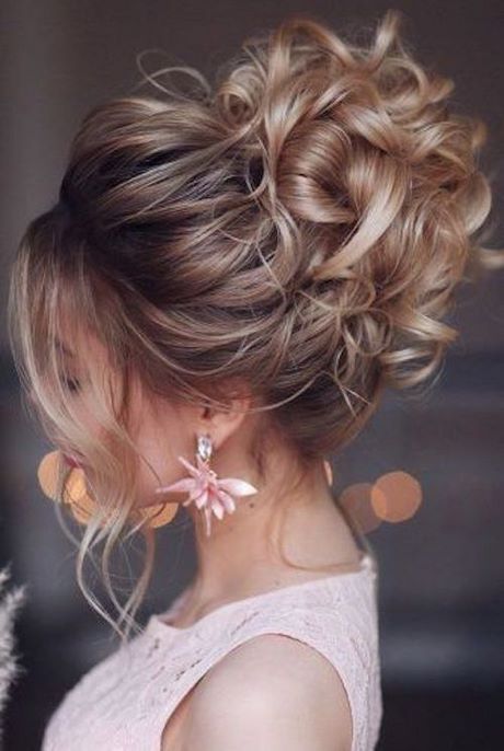 Chignon haut mariage 2023