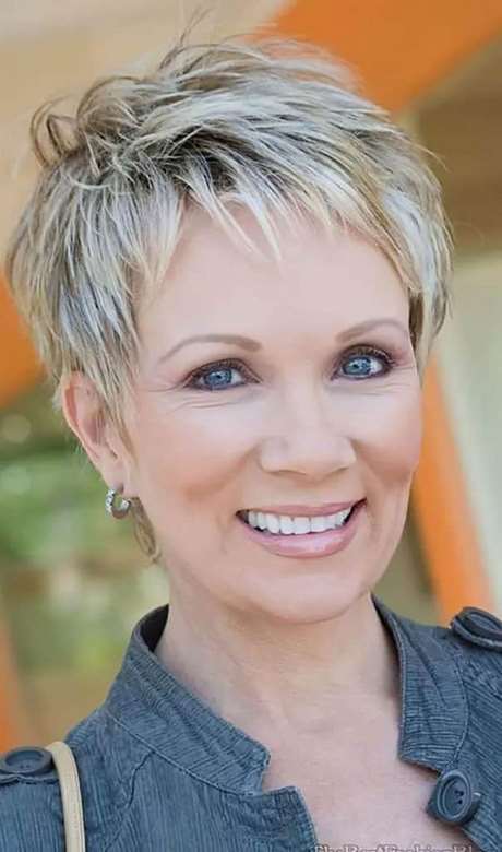 Coupe courte cheveux blancs 2023