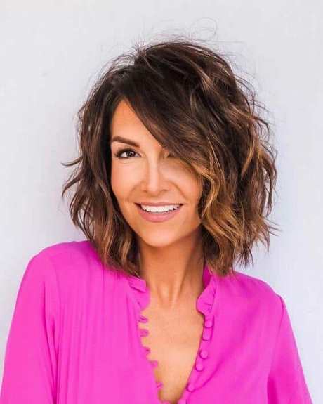 Coupe courte cheveux blancs 2023