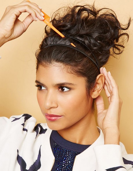 Coiffure avec les cheveux bouclés