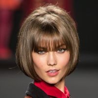 Coupe de cheveux carré plongeant avec meche