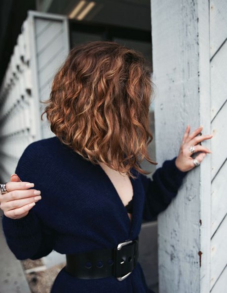 Coupe de cheveux carré plongeant bouclé