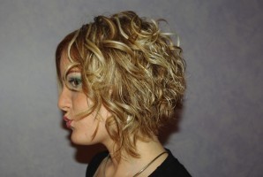 Coupe de cheveux carré plongeant frisé