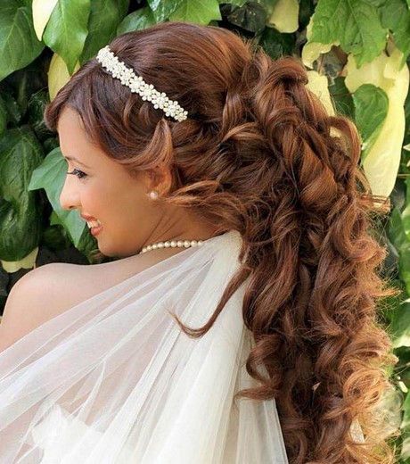 Coiffure avec des boucles