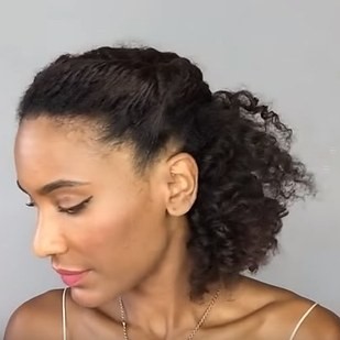 Coiffure pour les cheveux crépus