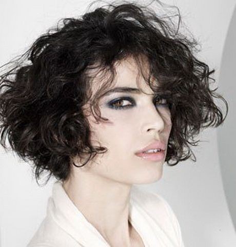 Modèle coupe de cheveux frisés femme