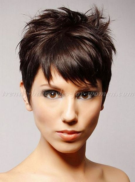 Coiffure femme cheveux court 2022