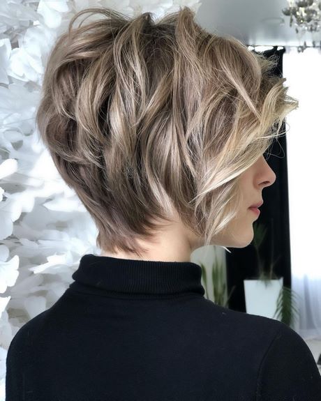 Coupe de cheveux court femme tendance 2022
