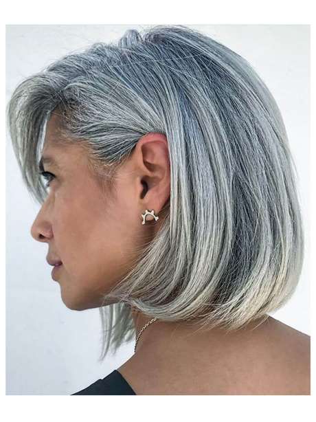 Coupe courte cheveux gris 2023