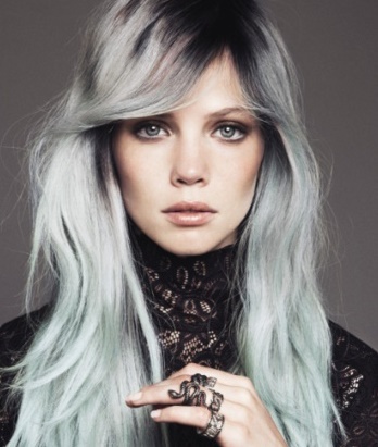 Cheveux gris femme jeune