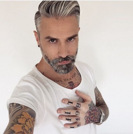 Cheveux gris jeune homme