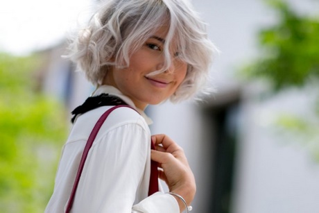 Coiffure cheveux gris blanc