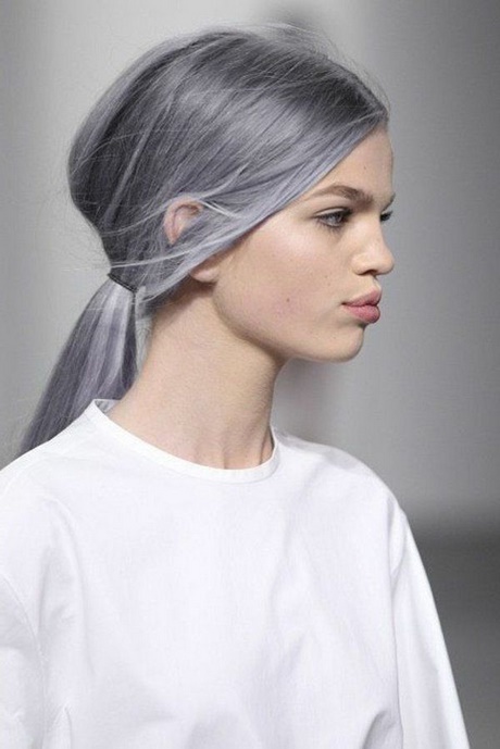 Femme cheveux gris