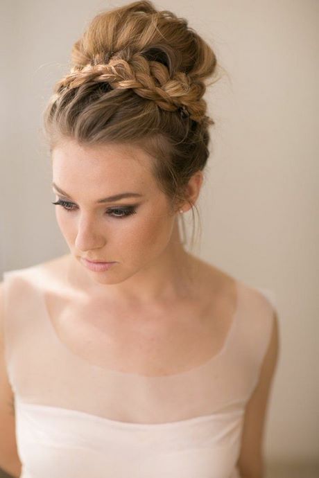 Chignon coiffé décoiffé haut