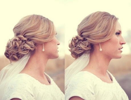 Chignon mariage cheveux mi long bouclés