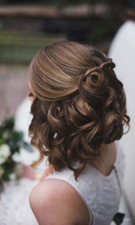 Coiffure invitée mariage mi long