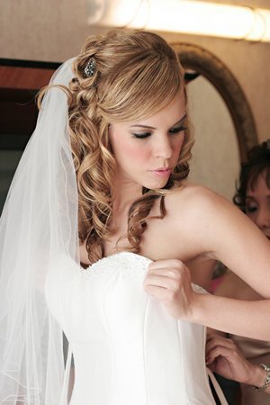 Coiffure mariage cheveux bouclés longs