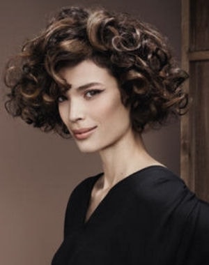 Coupe carré cheveux bouclés