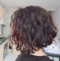 Coupe carré plongeant cheveux ondulés