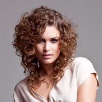 Coiffure pour cheveux bouclés femme