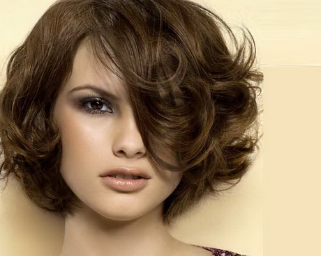 Coupe cheveux carré frisé