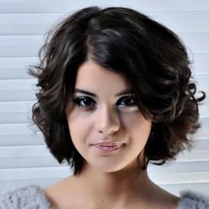 Coupe courte de cheveux pour visage rond