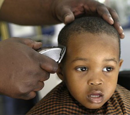 Coupe de cheveux homme degradé tondeuse