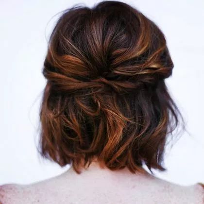 Chignon décoiffé cheveux courts