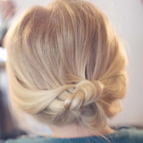 Chignon décoiffé cheveux courts