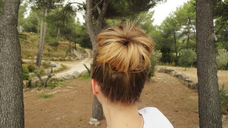 Chignon haut cheveux mi long