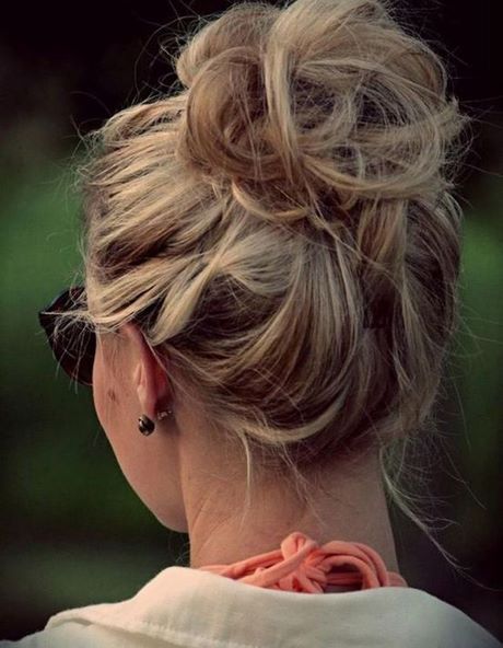 Chignon haut cheveux mi long