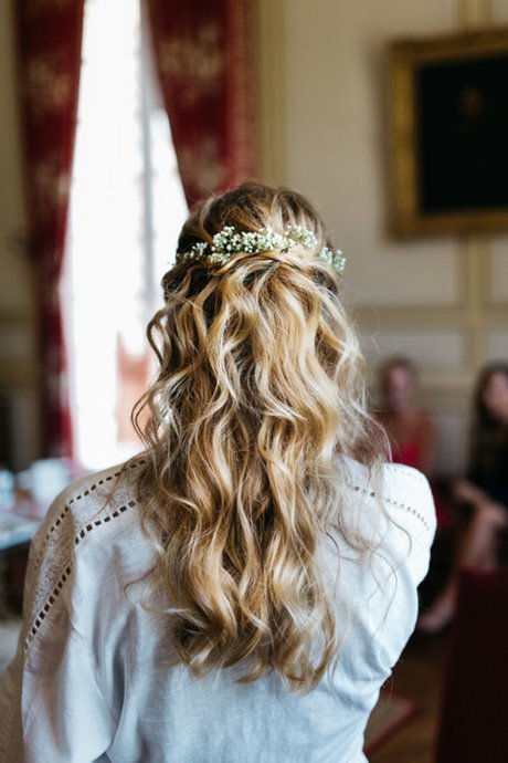 Coiffure invitée mariage cheveux bouclés