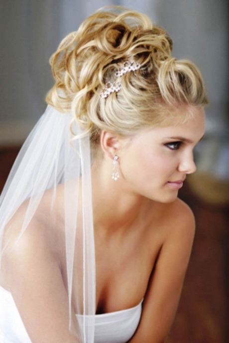 Coiffure mariage avec voile court