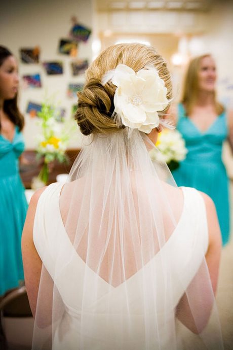 Coiffure mariage avec voile court