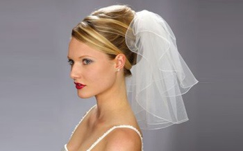 Coiffure mariage avec voile court