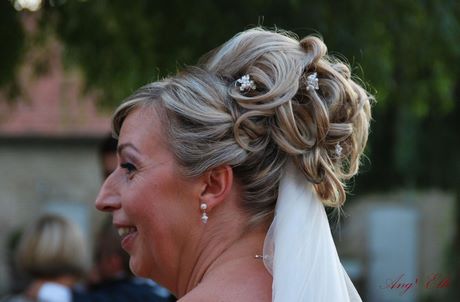 Coiffure mariage chignon bouclé avec voile