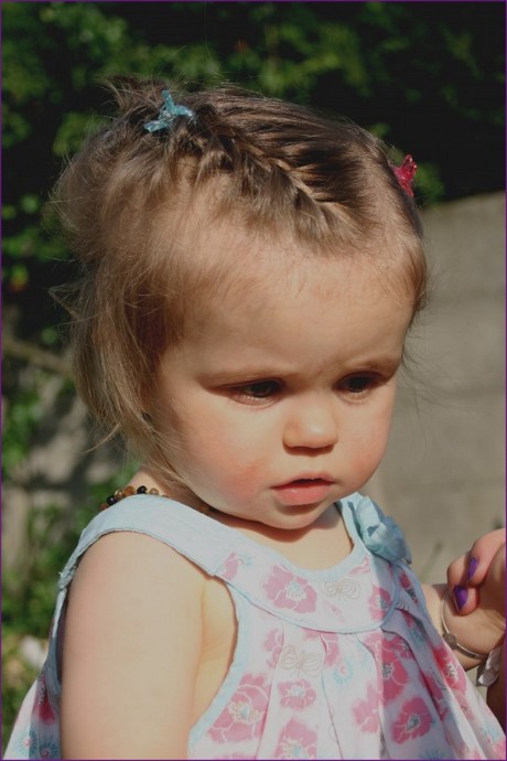 Coiffure petite fille cheveux mi long