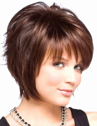 Coupe mi long femme brune