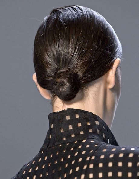 Faire un chignon sur cheveux courts