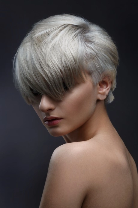 Coupe courte femme 2023 cheveux gris