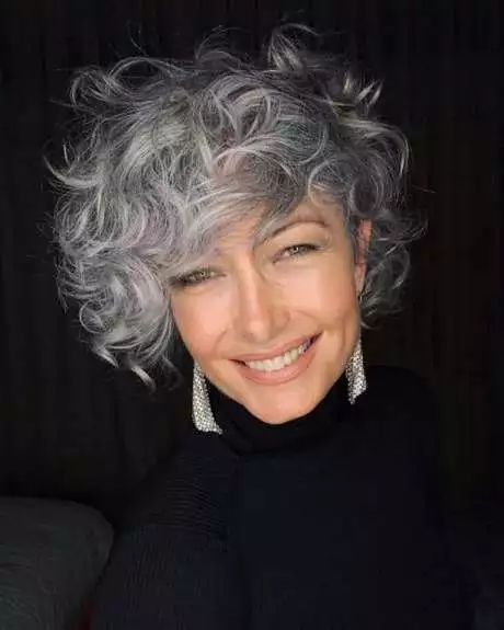 Coupe courte femme 2023 cheveux gris