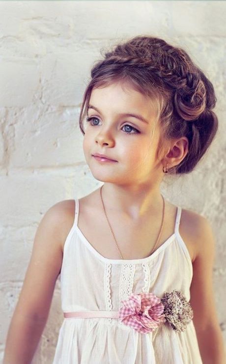 Belle coiffure pour petite fille