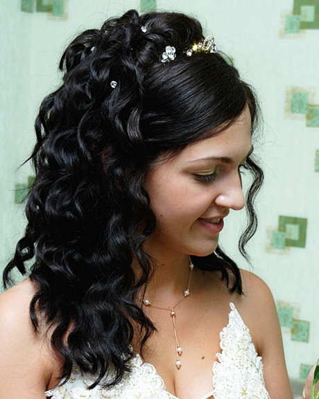 Coiffure cheveux bouclés mi long mariage