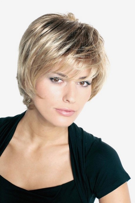 Coiffure courte femme avec meches