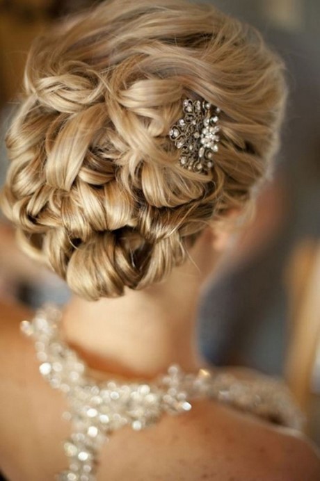 Coiffure mariée cheveux mi long attachés