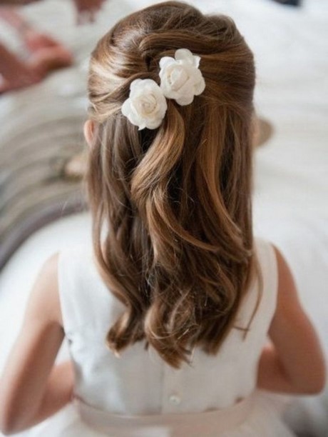 Coiffure petite fille mariage simple