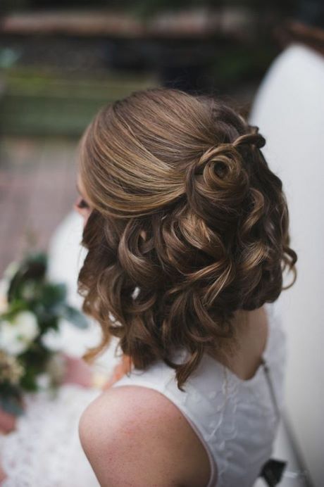 Coiffure pour mariage invité cheveux mi long